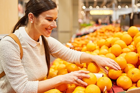 escogiendo naranjas