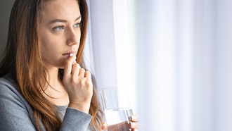 Mujer tomando una pastilla